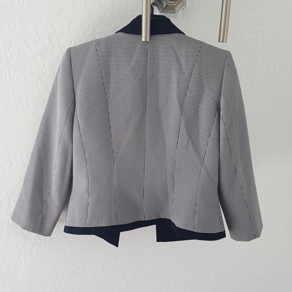 Women's Blazer ! Chic and NEVER WORN !! - Picture 3 of 4